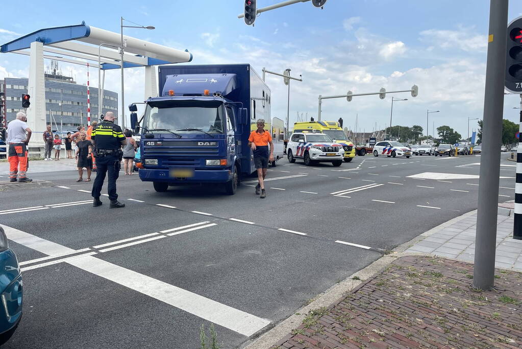 Scooterrijder in botsing met vrachtwagen