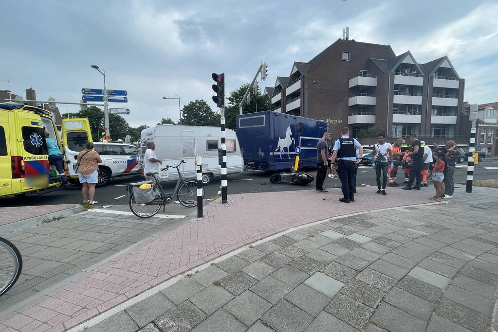 Scooterrijder in botsing met vrachtwagen