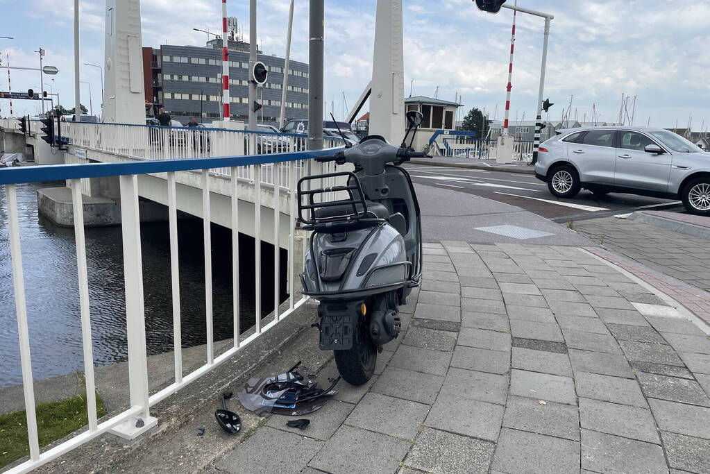 Scooterrijder in botsing met vrachtwagen
