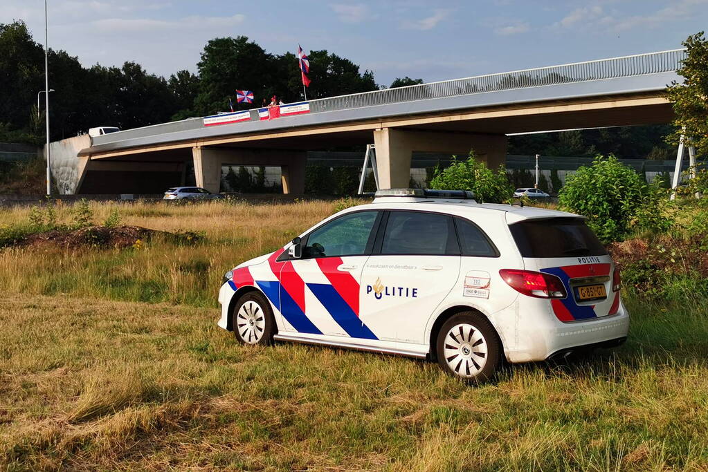 Bosjes in brand onder viaduct