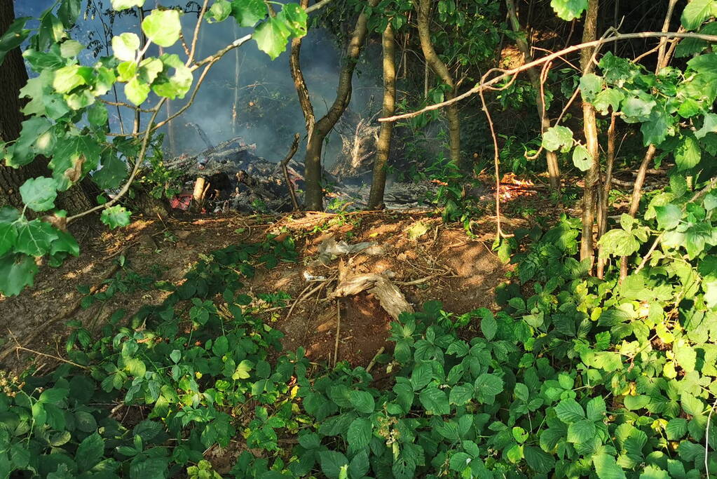 Bosjes in brand onder viaduct