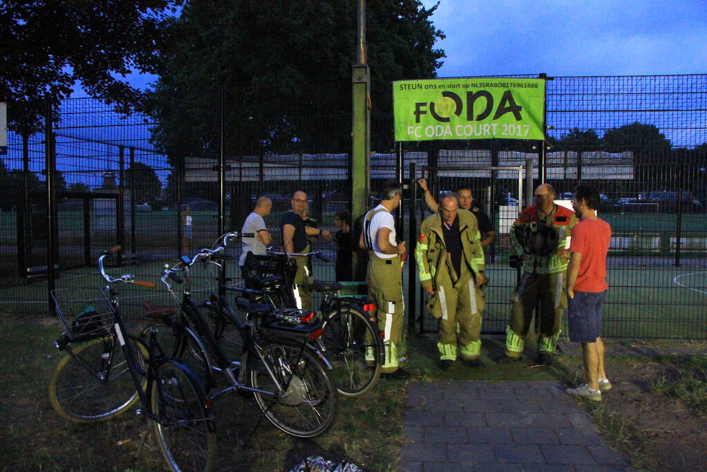 Kinderen opgesloten in voetbalkooi