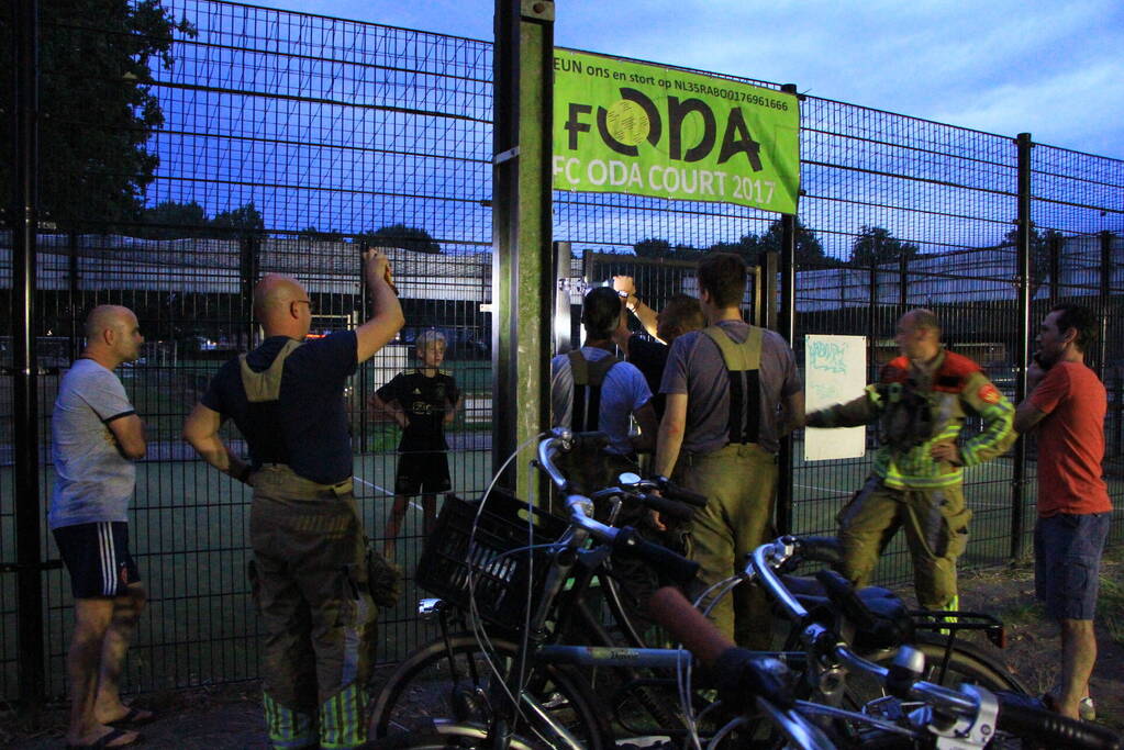 Kinderen opgesloten in voetbalkooi