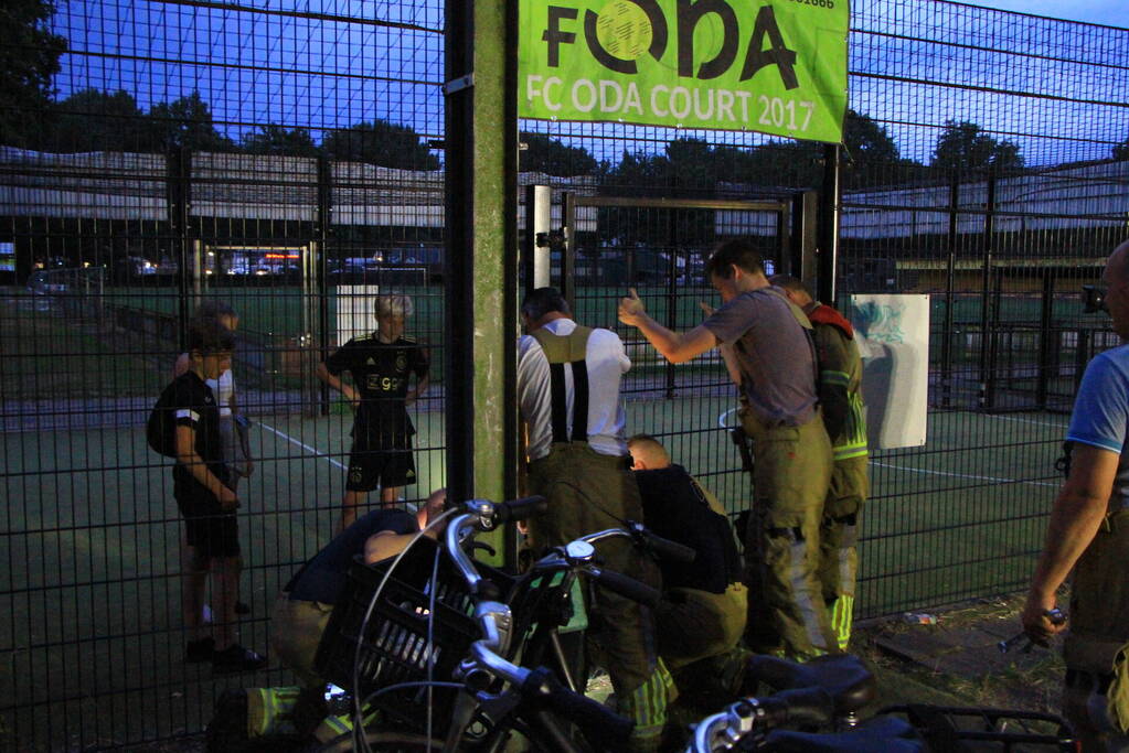 Kinderen opgesloten in voetbalkooi