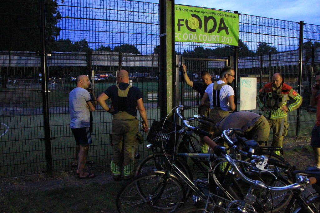 Kinderen opgesloten in voetbalkooi