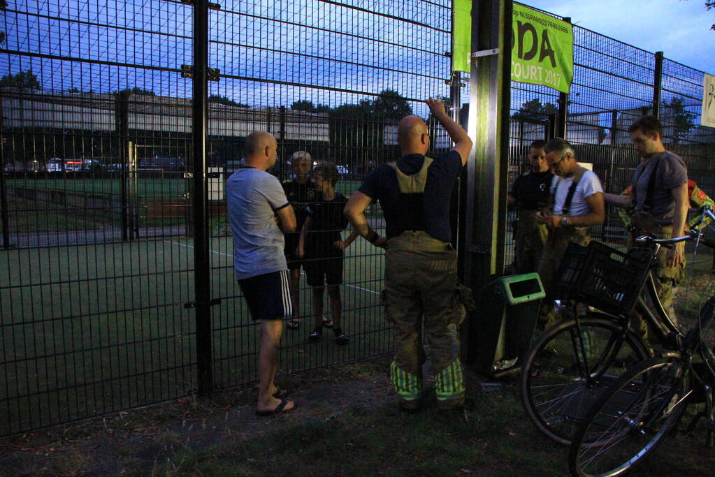 Kinderen opgesloten in voetbalkooi