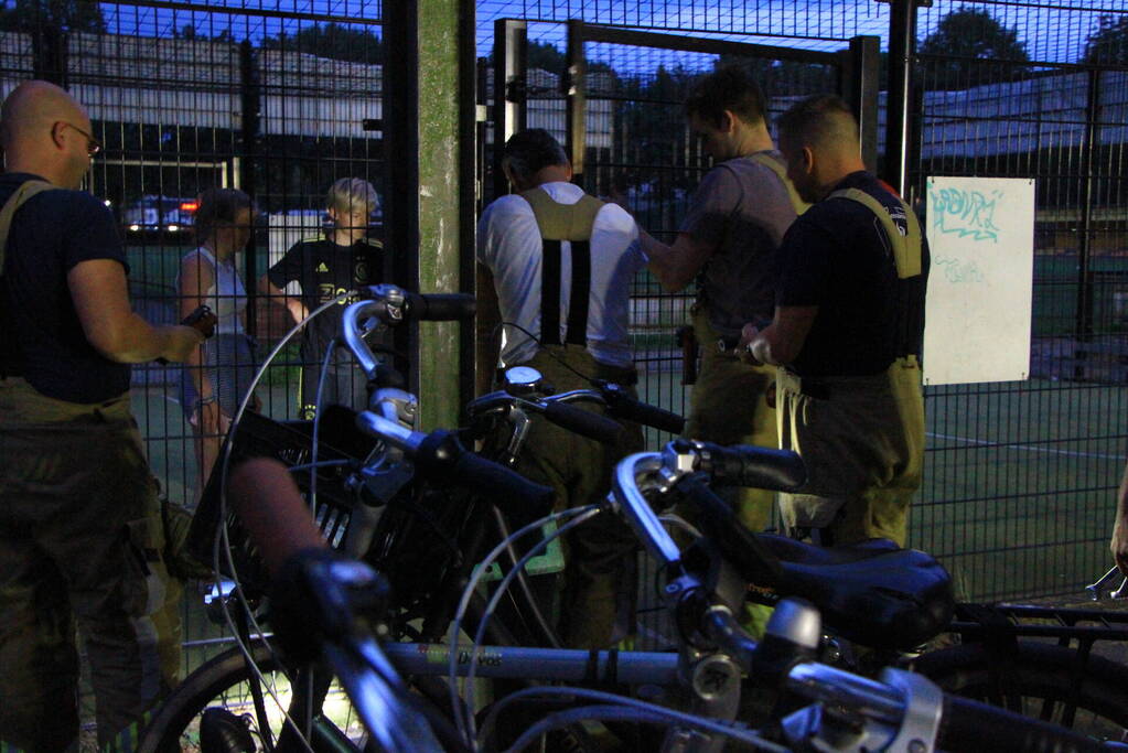 Kinderen opgesloten in voetbalkooi