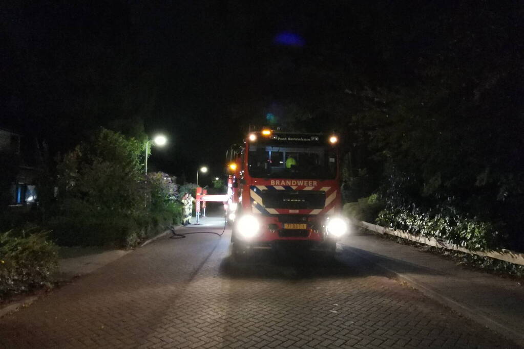 Brand in dak van woning