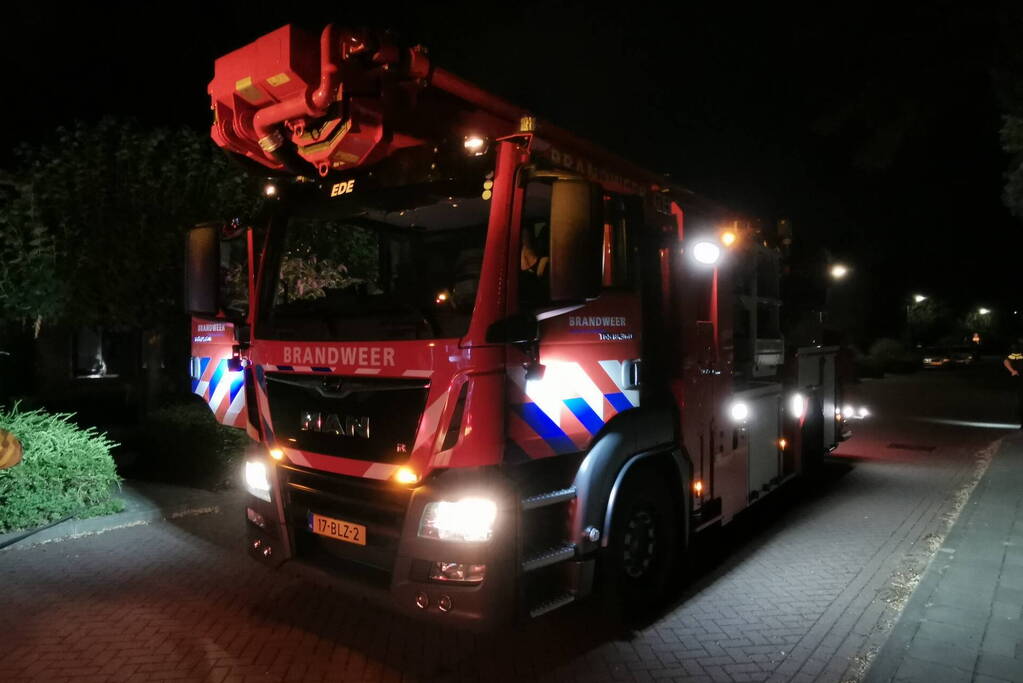 Brand in dak van woning