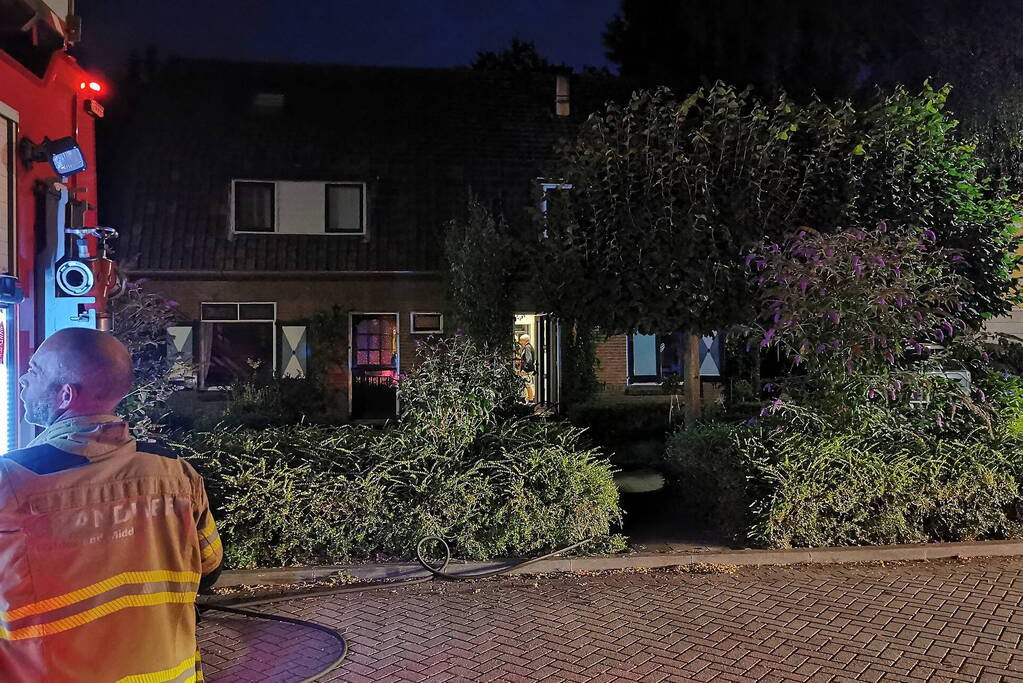 Brand in dak van woning