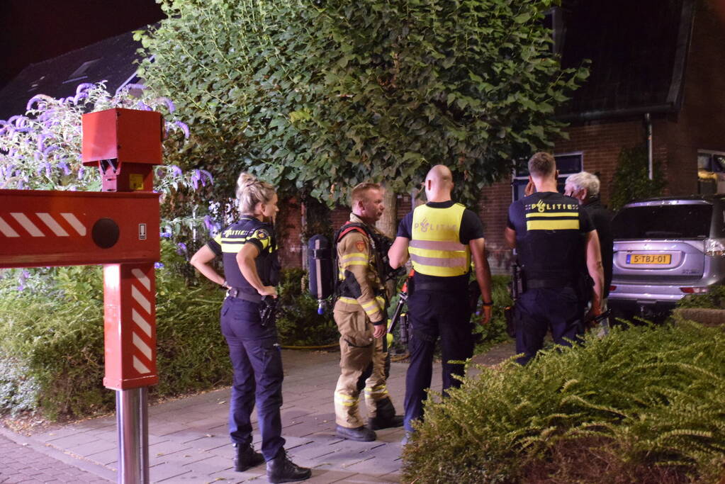 Brand in dak van woning