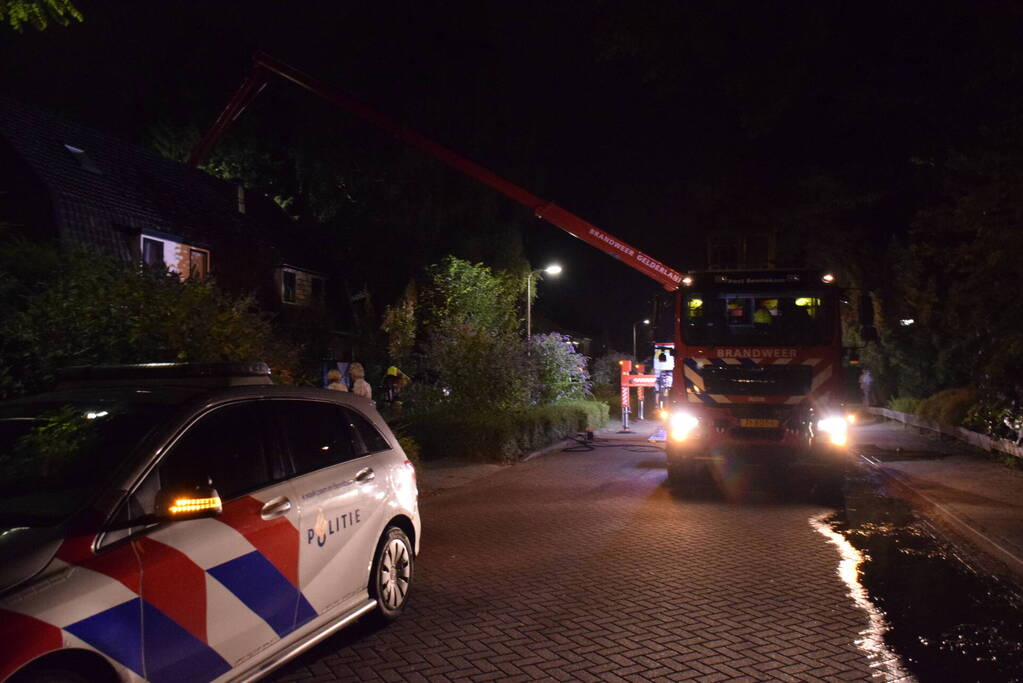 Brand in dak van woning