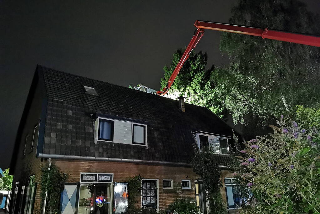 Brand in dak van woning