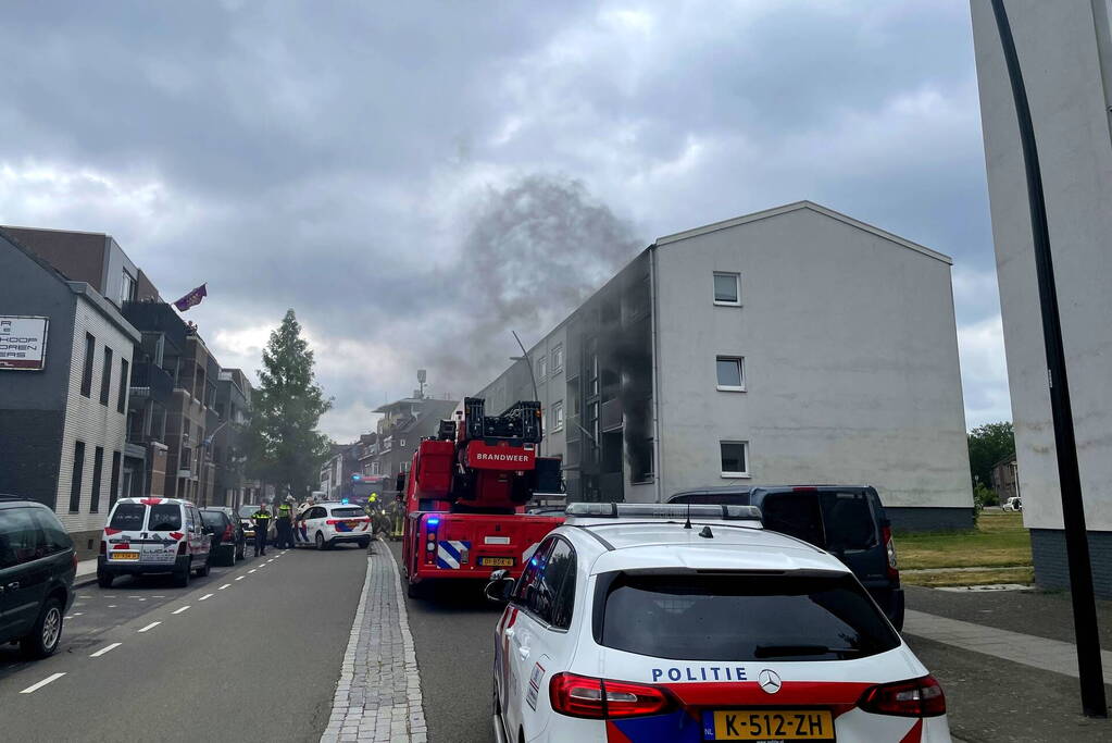 Flinke rookwolken bij brand in appartement