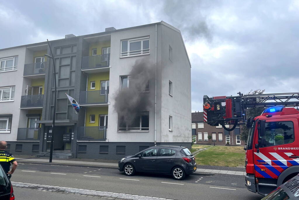 Flinke rookwolken bij brand in appartement
