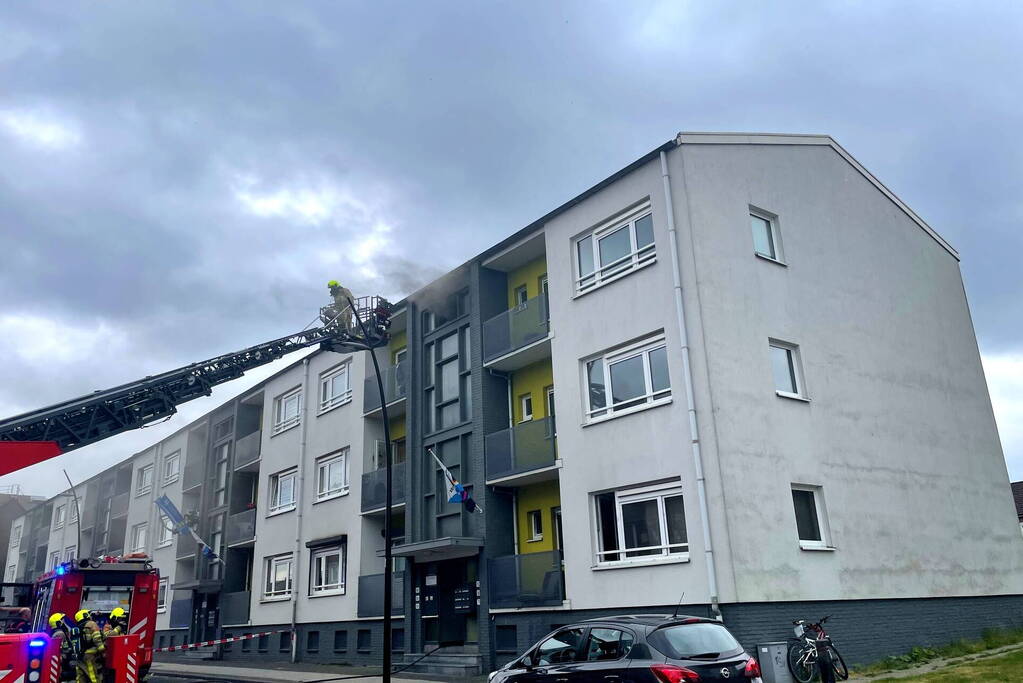 Flinke rookwolken bij brand in appartement