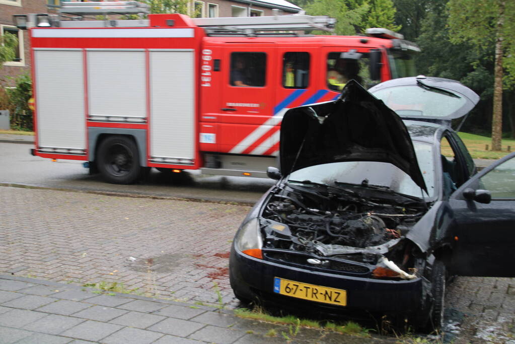Opnieuw brand ontstaan in geparkeerde auto