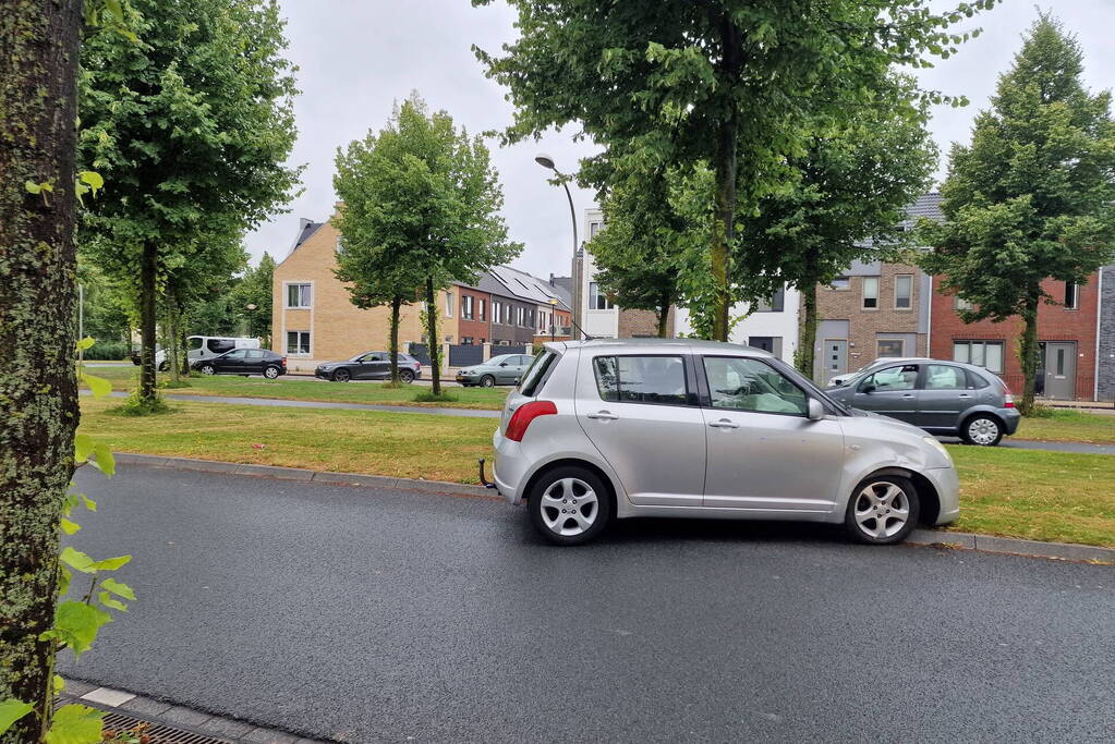 Automobiliste botst door gladheid op boom