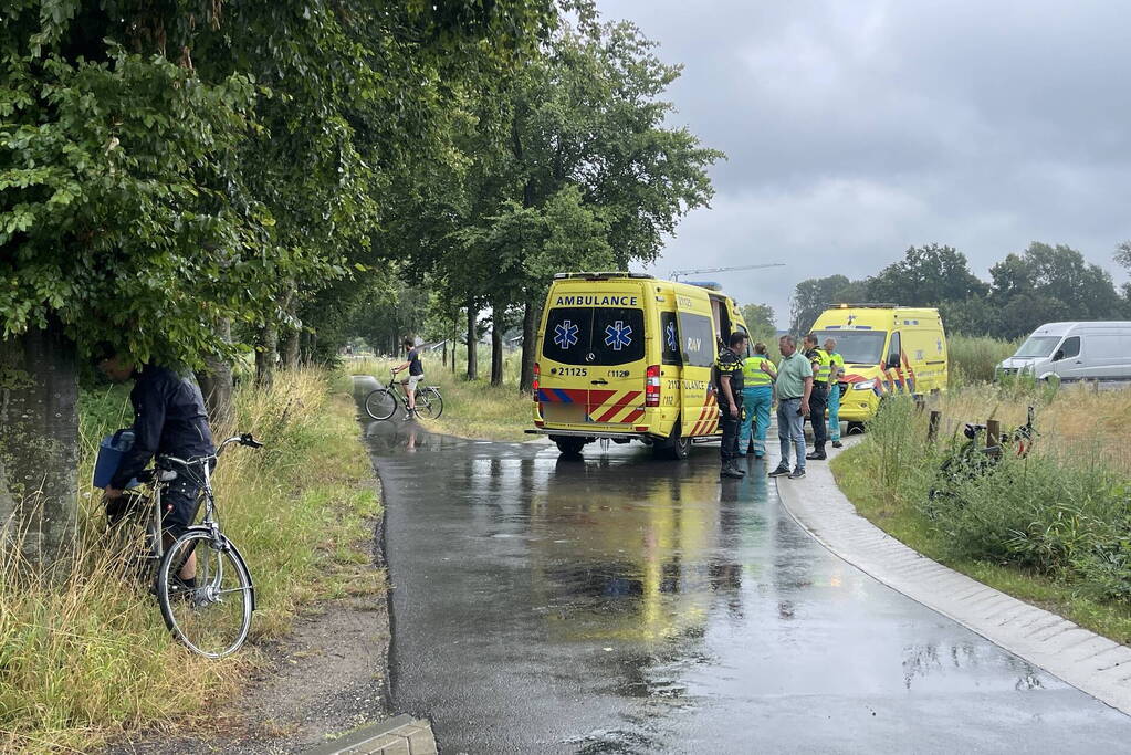 Fietser en wielrenner botsen frontaal op elkaar