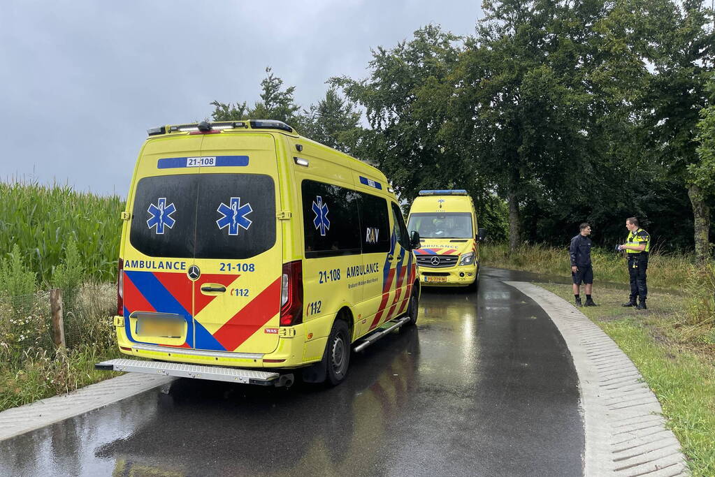 Fietser en wielrenner botsen frontaal op elkaar
