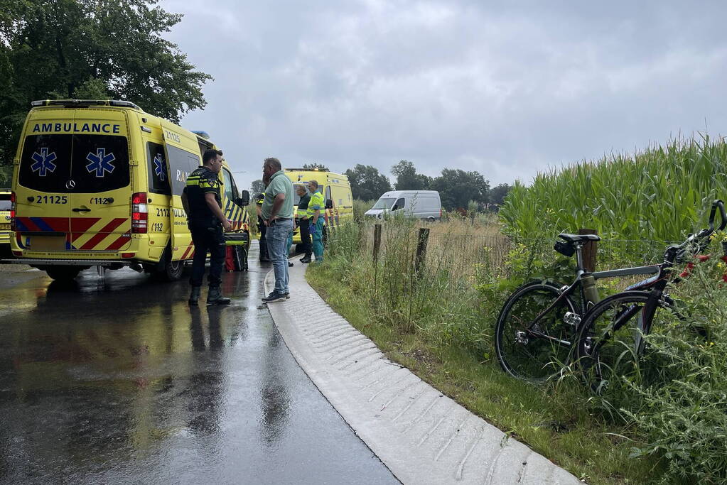 Fietser en wielrenner botsen frontaal op elkaar