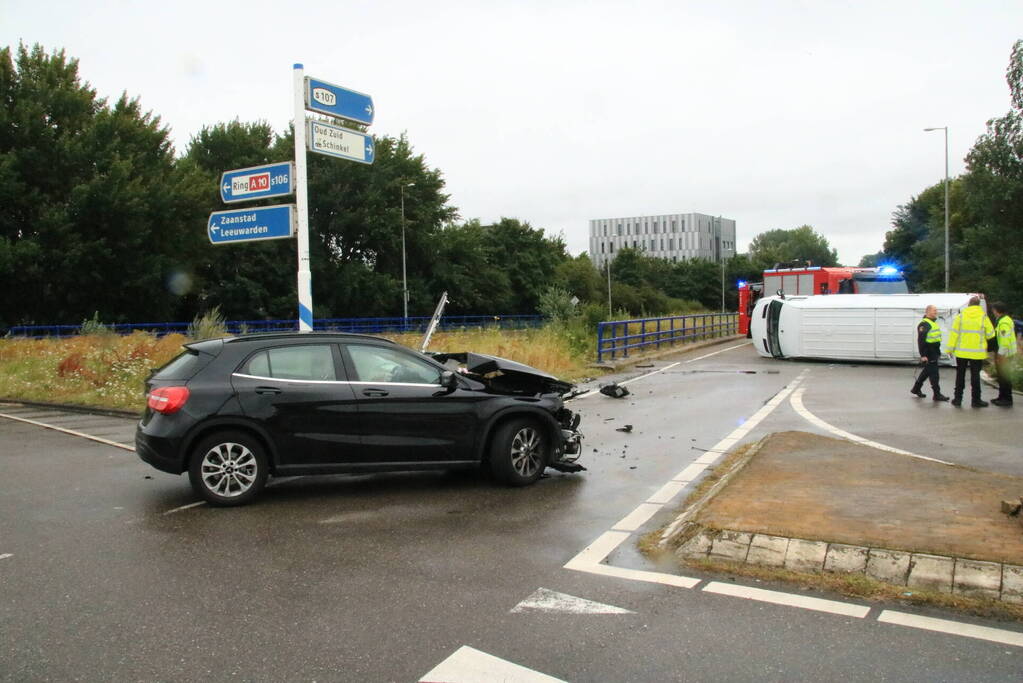 Bestelbus slaat om na botsing