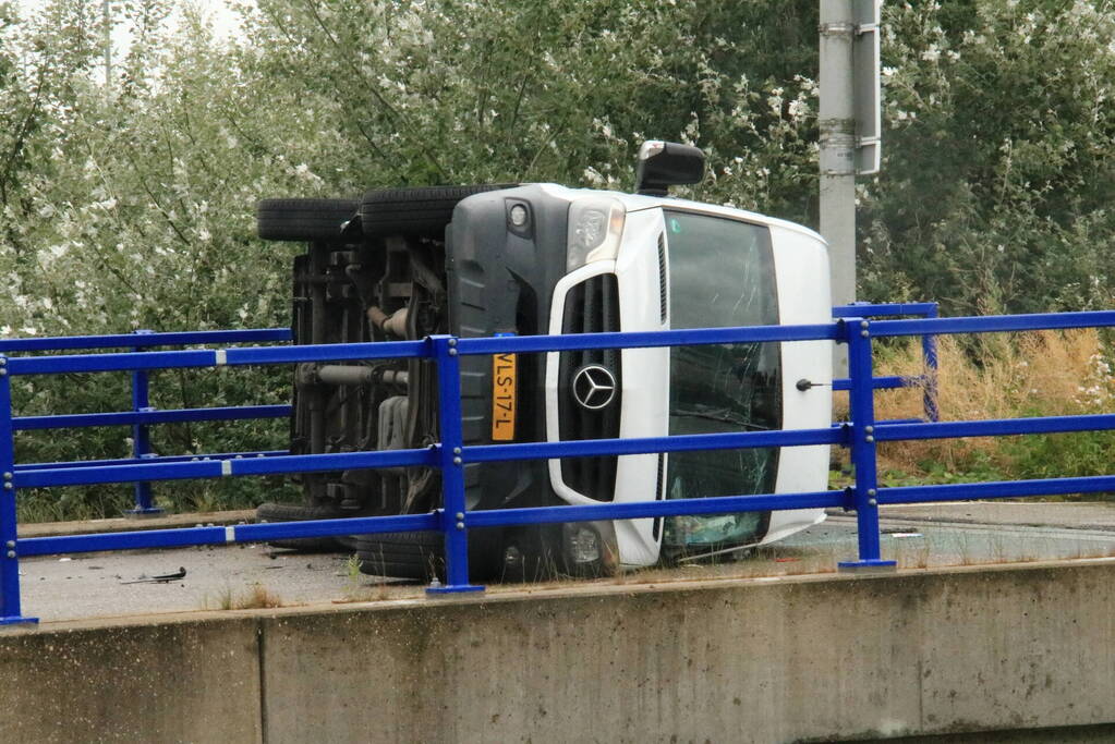 Bestelbus slaat om na botsing