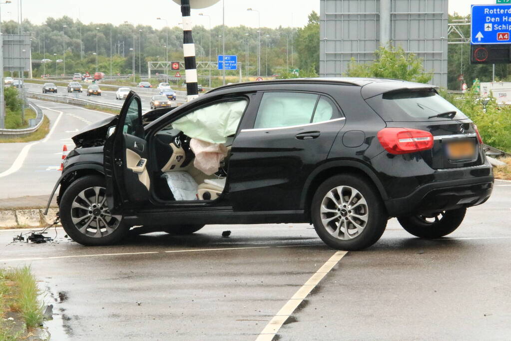 Bestelbus slaat om na botsing