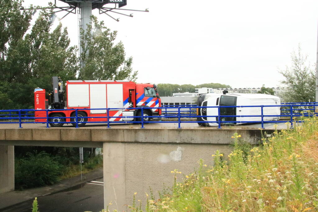 Bestelbus slaat om na botsing