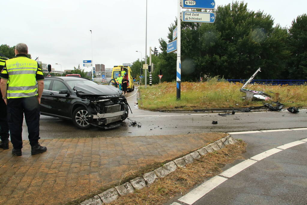 Bestelbus slaat om na botsing