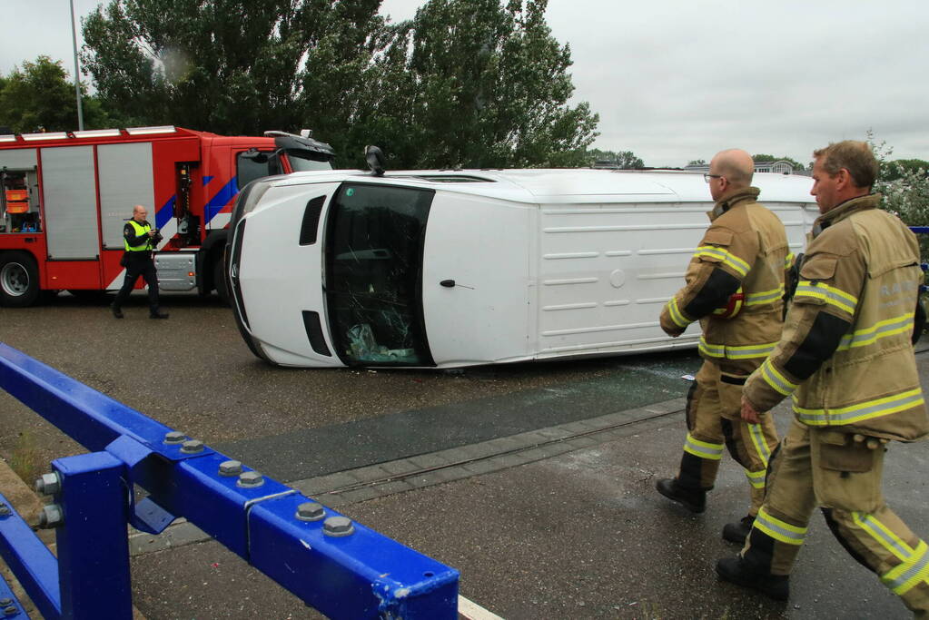 Bestelbus slaat om na botsing