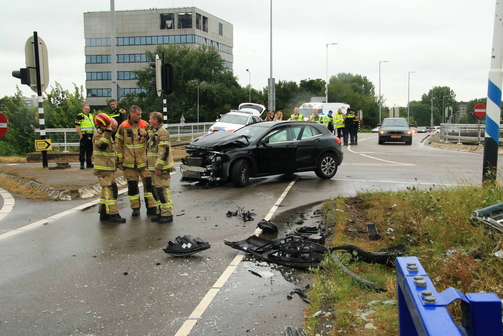 Bestelbus slaat om na botsing