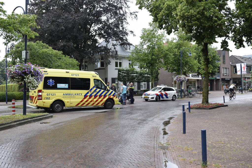 Persoon met bezorgscooter ten val