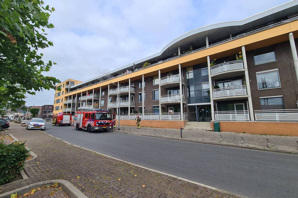 Zwarte rook uit appartement vanwege brand