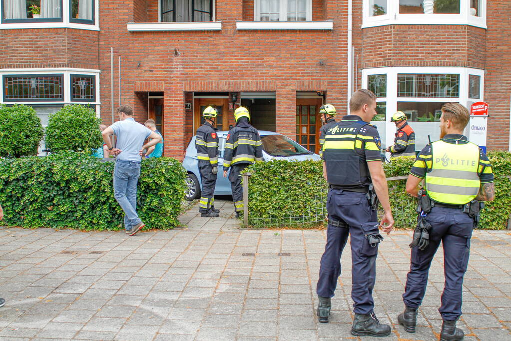 Automobiliste belandt in voortuin van woning