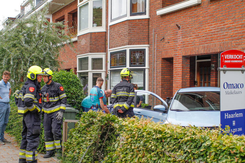 Automobiliste belandt in voortuin van woning