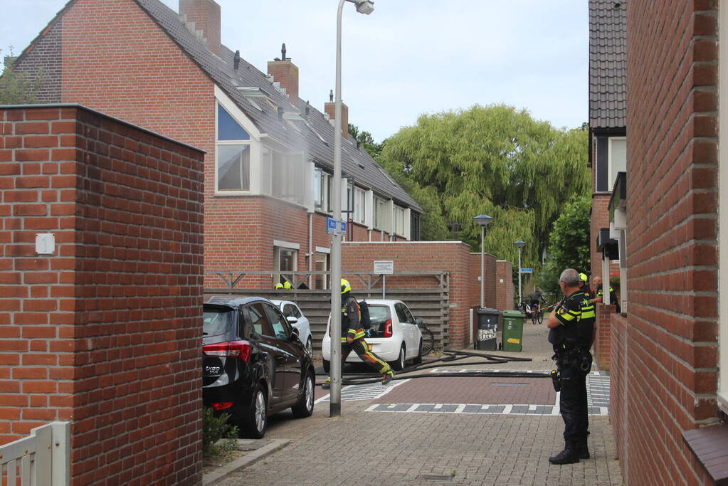 Veel rook bij brand in kruipruimte van woning