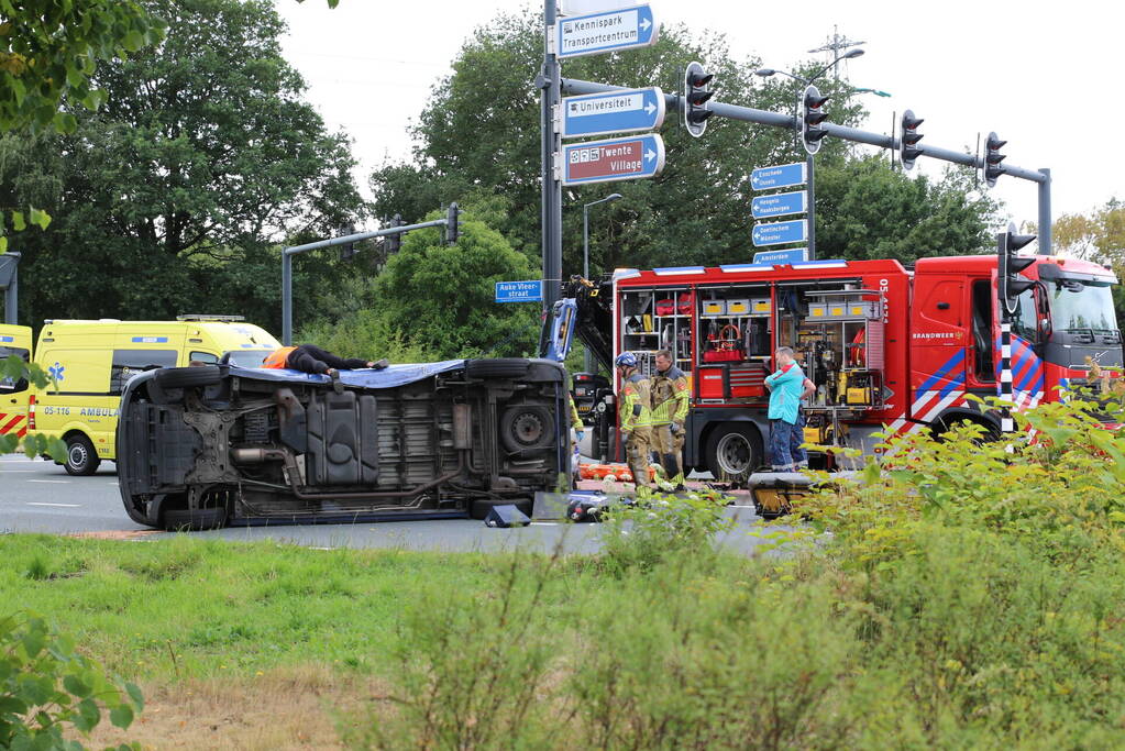 Bestelbus kantelt na botsing met auto op kruising