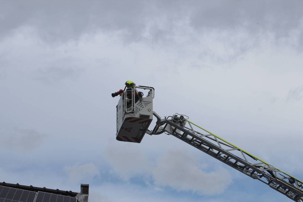 Flinke rookontwikkeling bij dakbrand