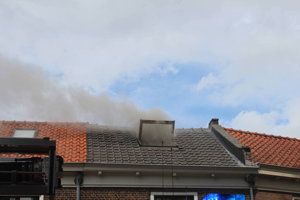 Flinke rookontwikkeling bij dakbrand