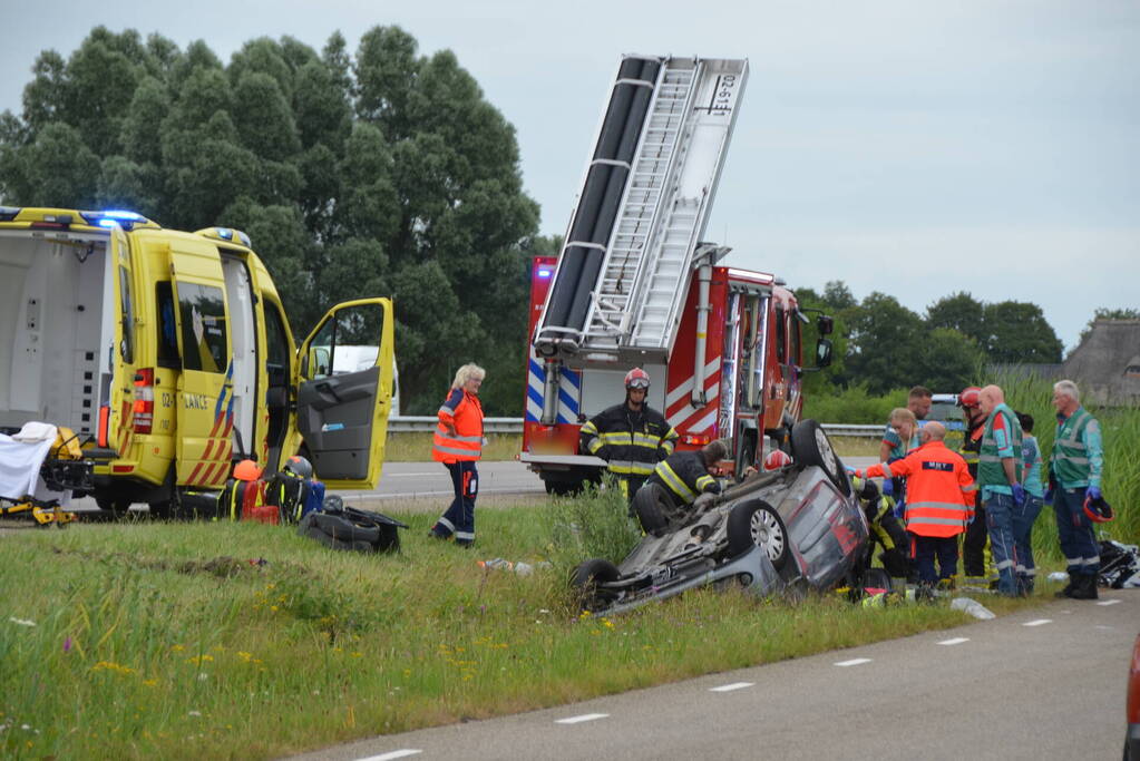 Meerdere gewonden nadat auto zijn kop belandt