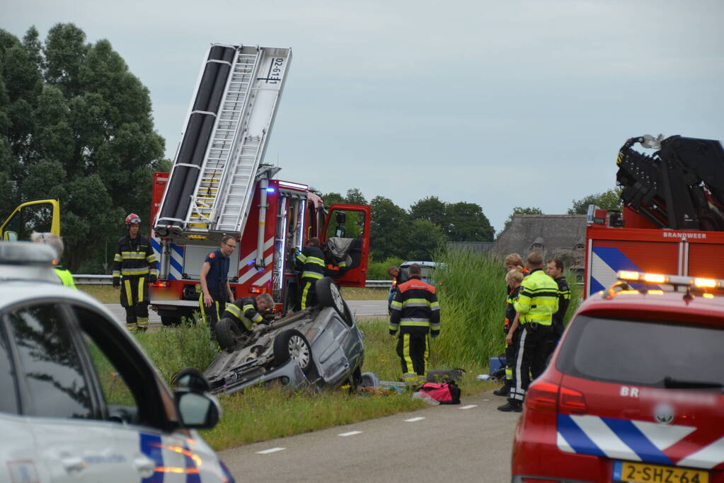 Meerdere gewonden nadat auto zijn kop belandt