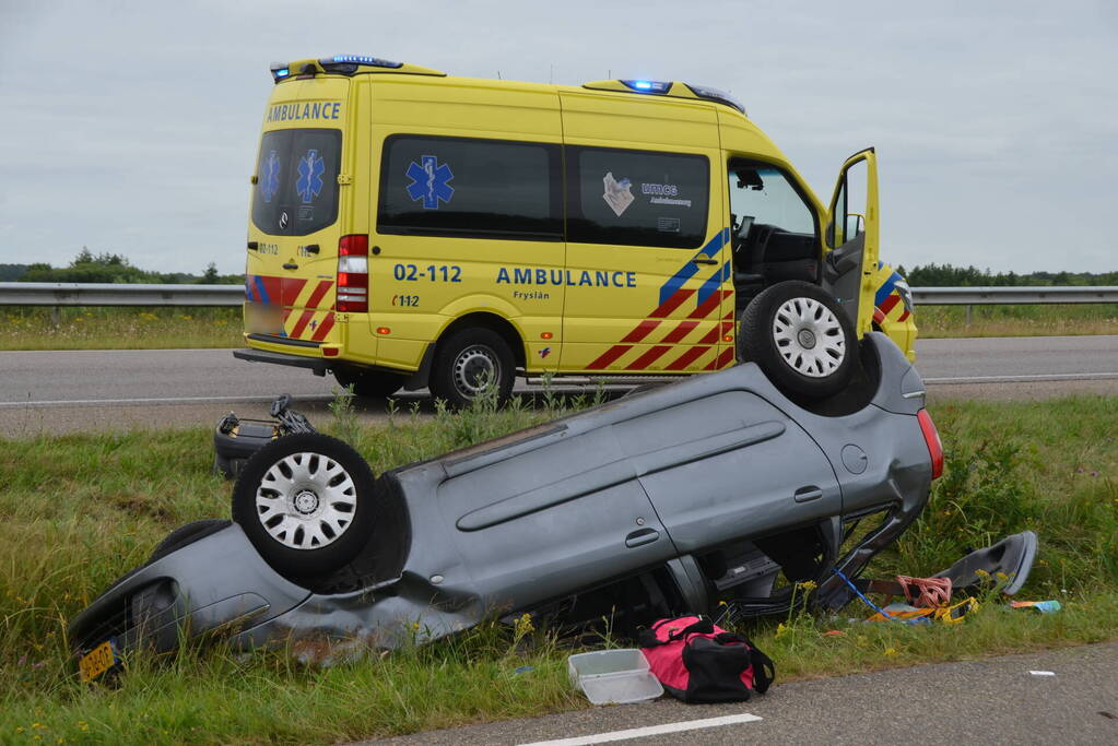 Meerdere gewonden nadat auto zijn kop belandt