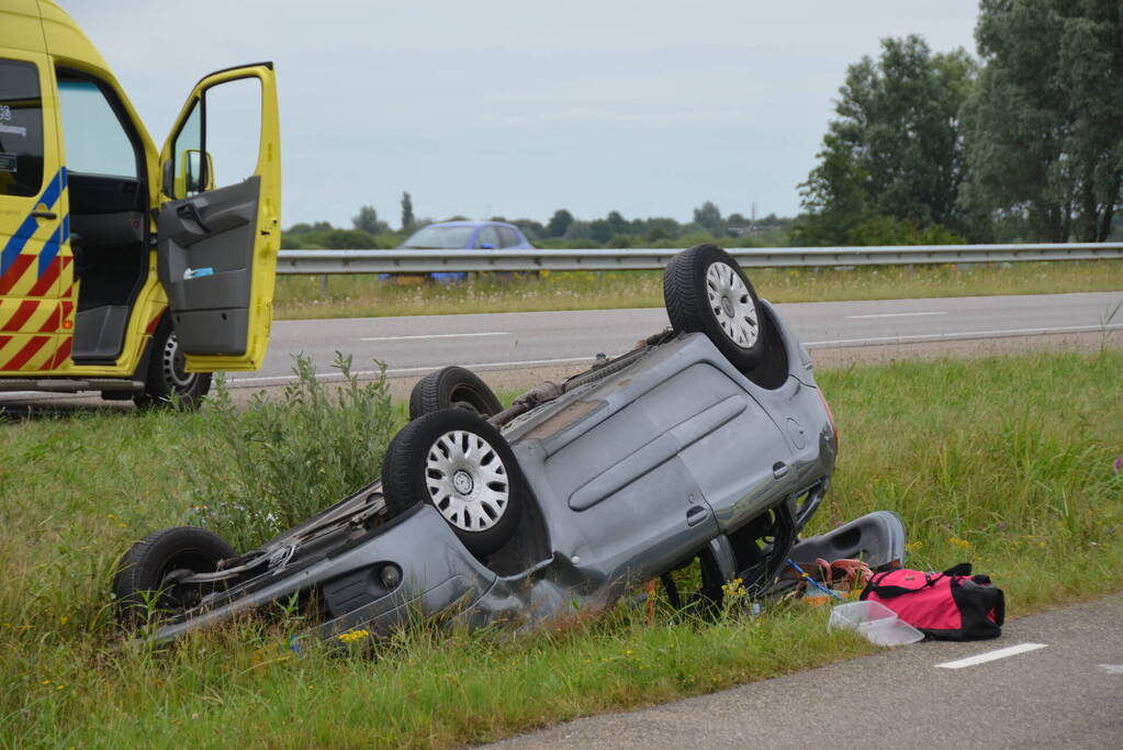 Meerdere gewonden nadat auto zijn kop belandt