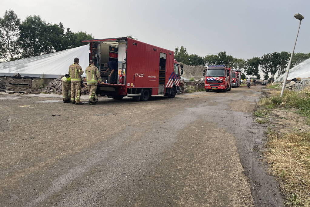 Grote berg met hooibalen in brand