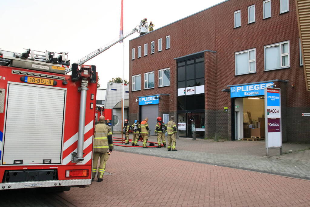 Brand op dak snel onder controle