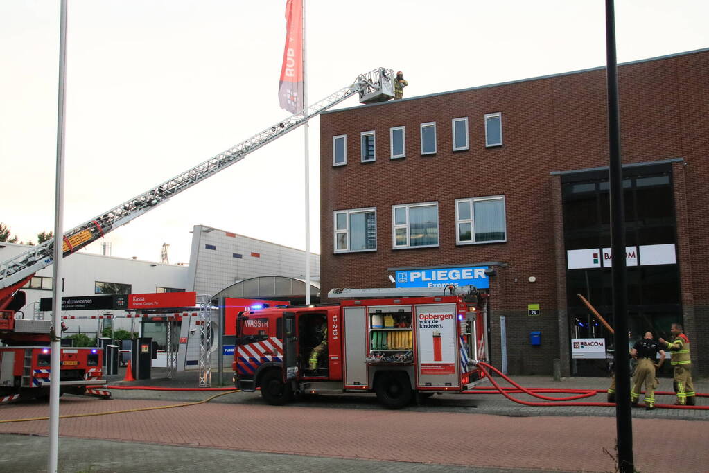 Brand op dak snel onder controle