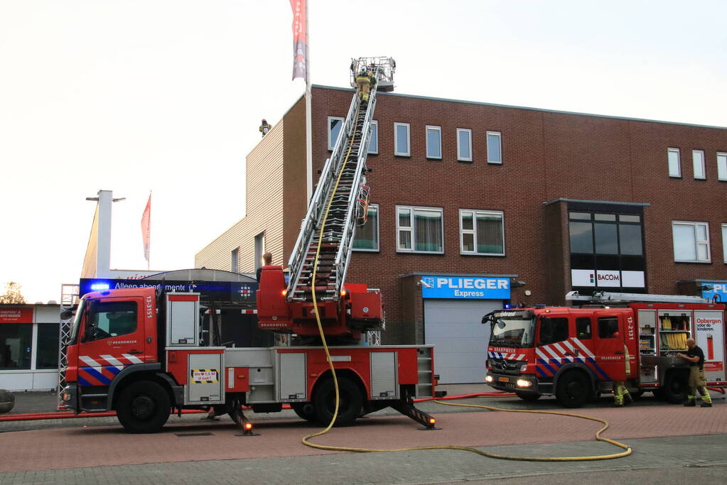 Brand op dak snel onder controle