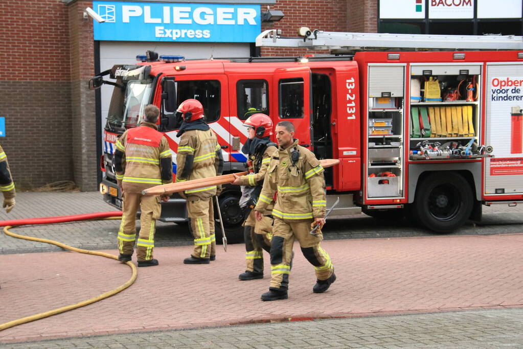 Brand op dak snel onder controle