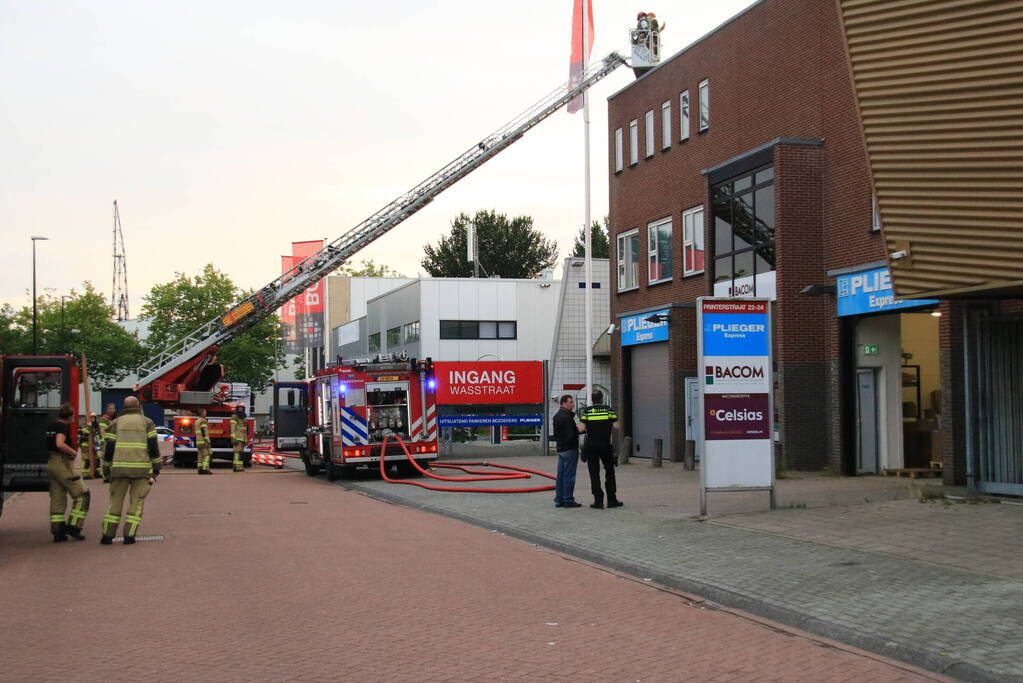 Brand op dak snel onder controle